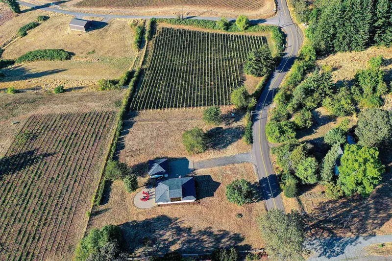 "The King's Queen was a perfect place for our Weekend Wine Getaway! Very comfortable, convenient location, and gorgeous views." - Melissa