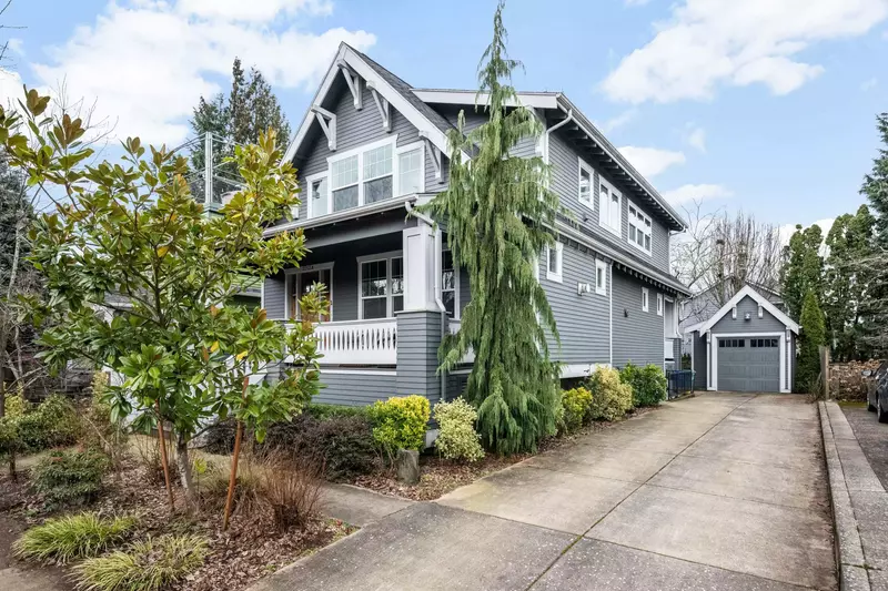 Welcome to Waverly Nook! We hope you enjoy our charming southeast Portland rental!