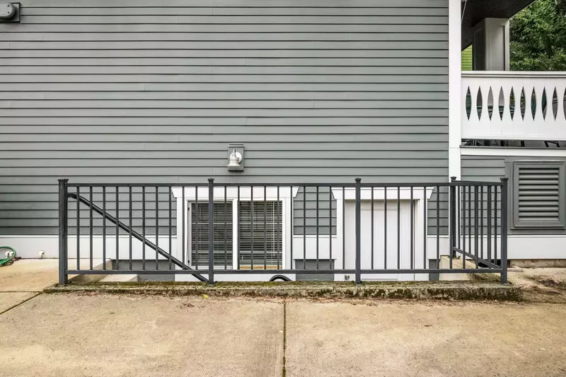 Sellwood is a lovely neighborhood with lots of places to eat. Enjoy food carts, burgers, bakeries, cafes, sushi, burritos, breweries, and more!