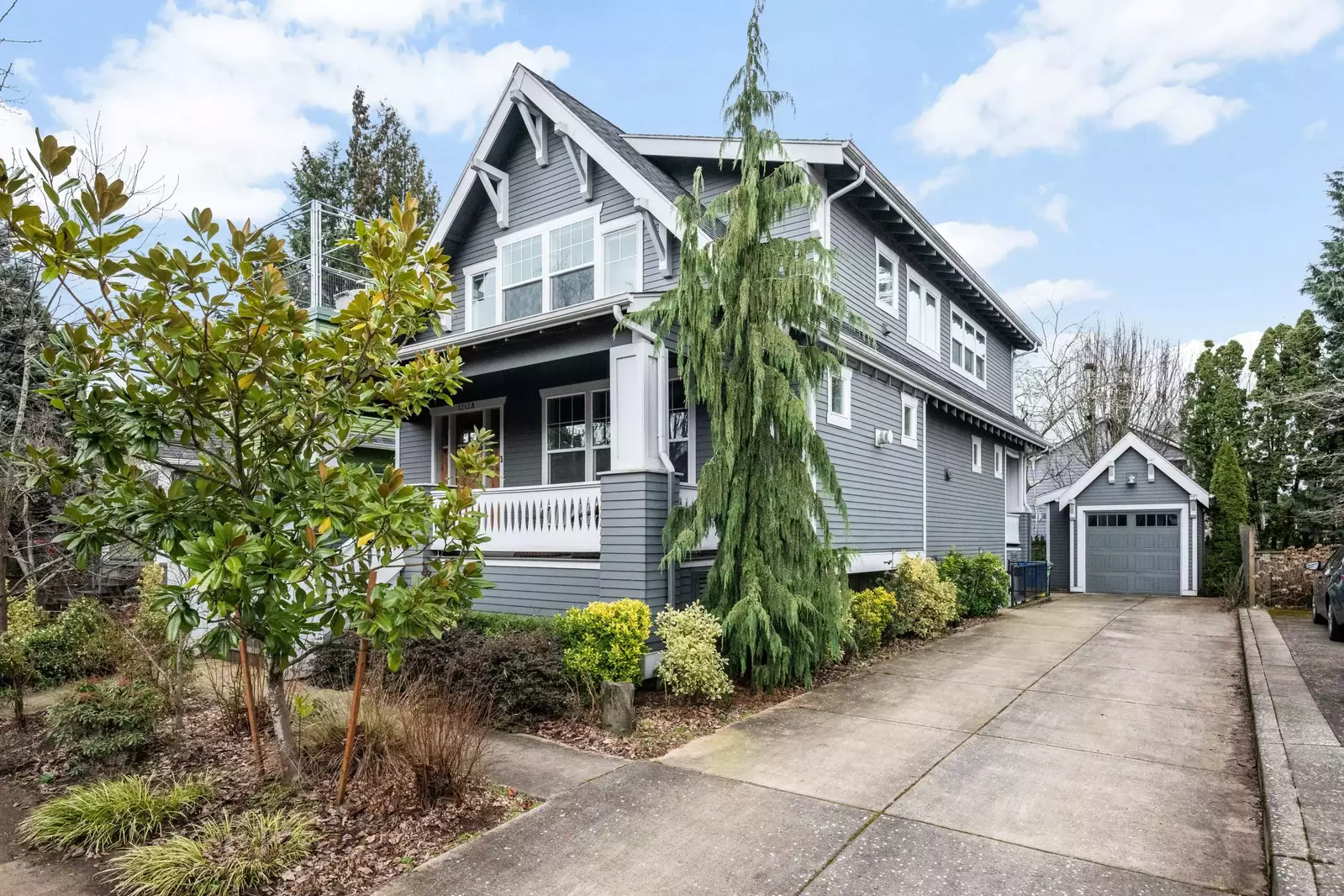 Waverly Place is centrally located in the Southeast Portland neighborhood of Sellwood. Sellwood is a vibrant area with lots to do!