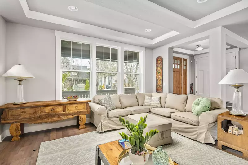 "Very walkable neighborhood with good coffee, grocery store and restaurants within blocks. Beautiful landscaping. Nicely appointed house." - Charmaine