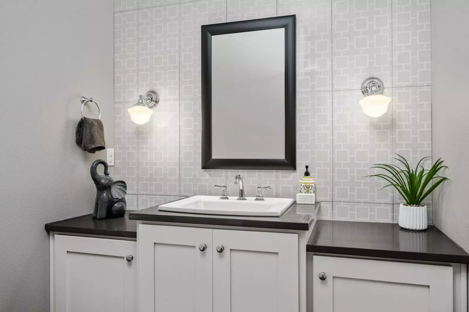 With 2.5 bathrooms everyone staying here has ample privacy.