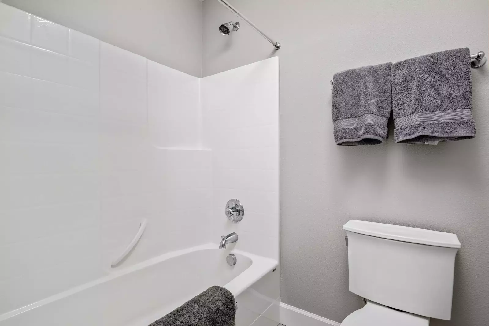 "Bathrooms stocked, plenty of towels.  I really did not want to leave. I would recommend to anyone and will be back as soon as I can be!" - Kelly