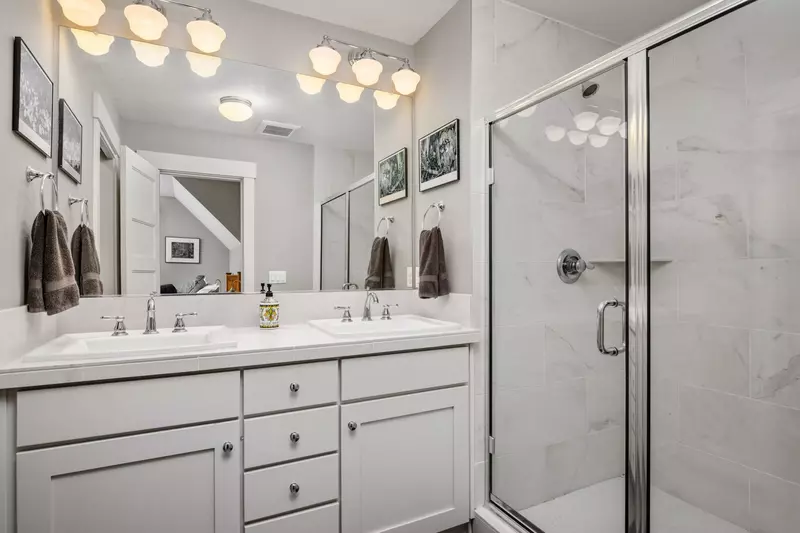 "Quiet, big, clean and peaceful but a few mins walk to great coffee, amazing food and a killer record store right around the corner" - Pete