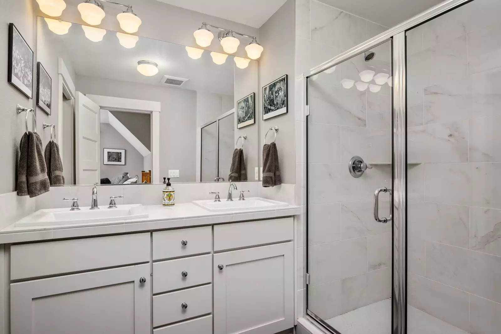 "Quiet, big, clean and peaceful but a few mins walk to great coffee, amazing food and a killer record store right around the corner" - Pete