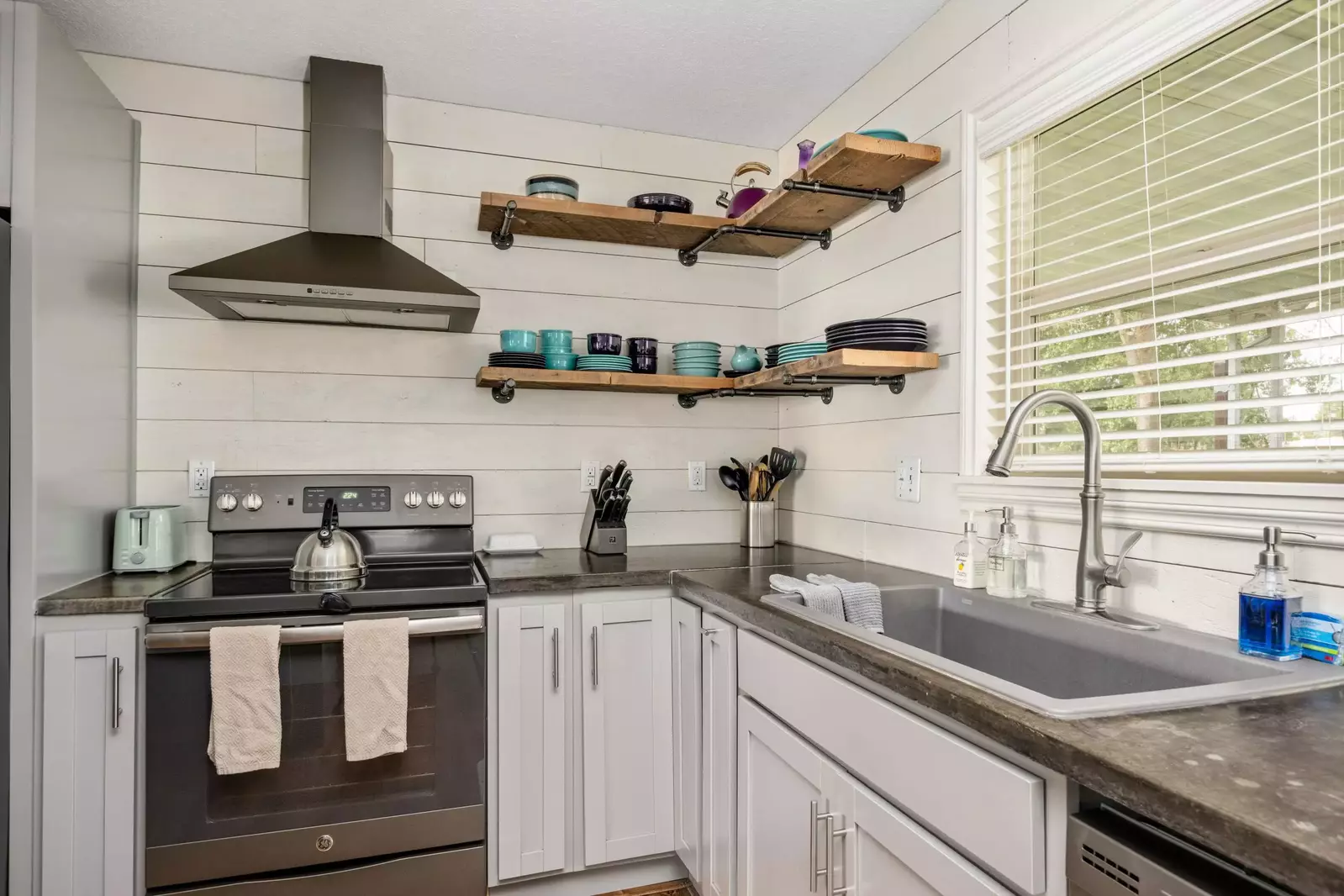 This rental is close to the Willamette Valley and it's abundant farm land. Spend a day exploring the area and get some produce for a delicious meal.