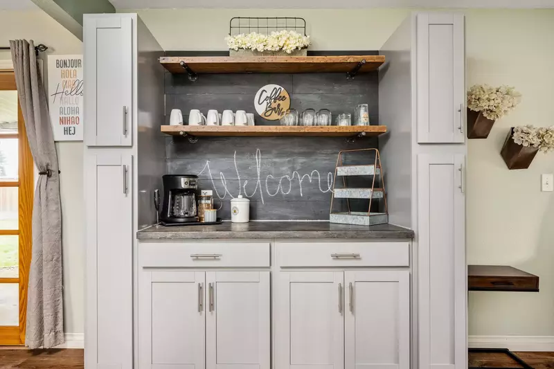 Coffee lovers are in luck as this rental provides coffee. There are also cute cafes a short walk away in downtown.