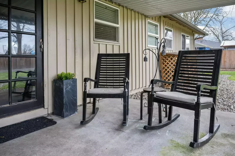 "Excellent accommodations and walking distance to downtown! Nice quiet neighborhood, perfect for the family and dog!"