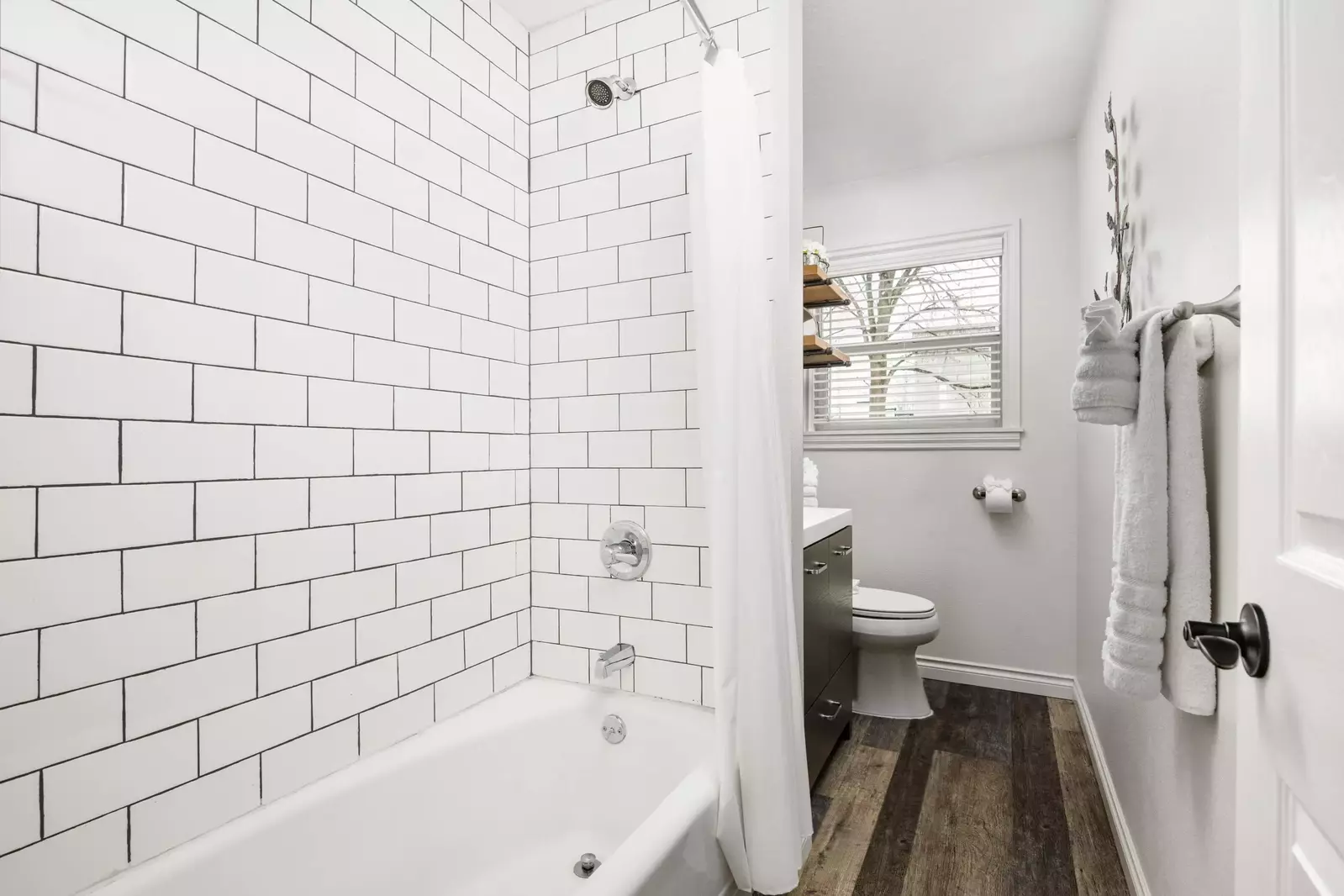 "We stayed here for a weekend with our dogs and it was a wonderful house with everything we needed and the property was perfect for dogs!" - Hailey