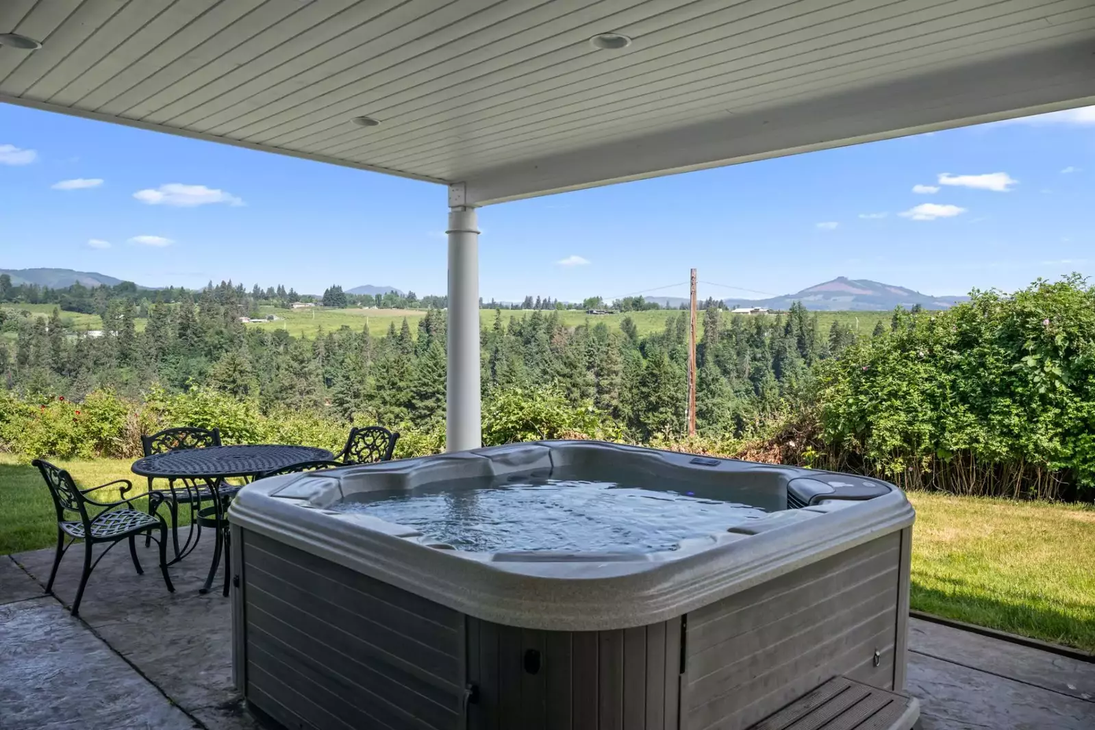 This wonderfully positioned, dog-friendly chateau, with private hot tub is loaded with amenities.