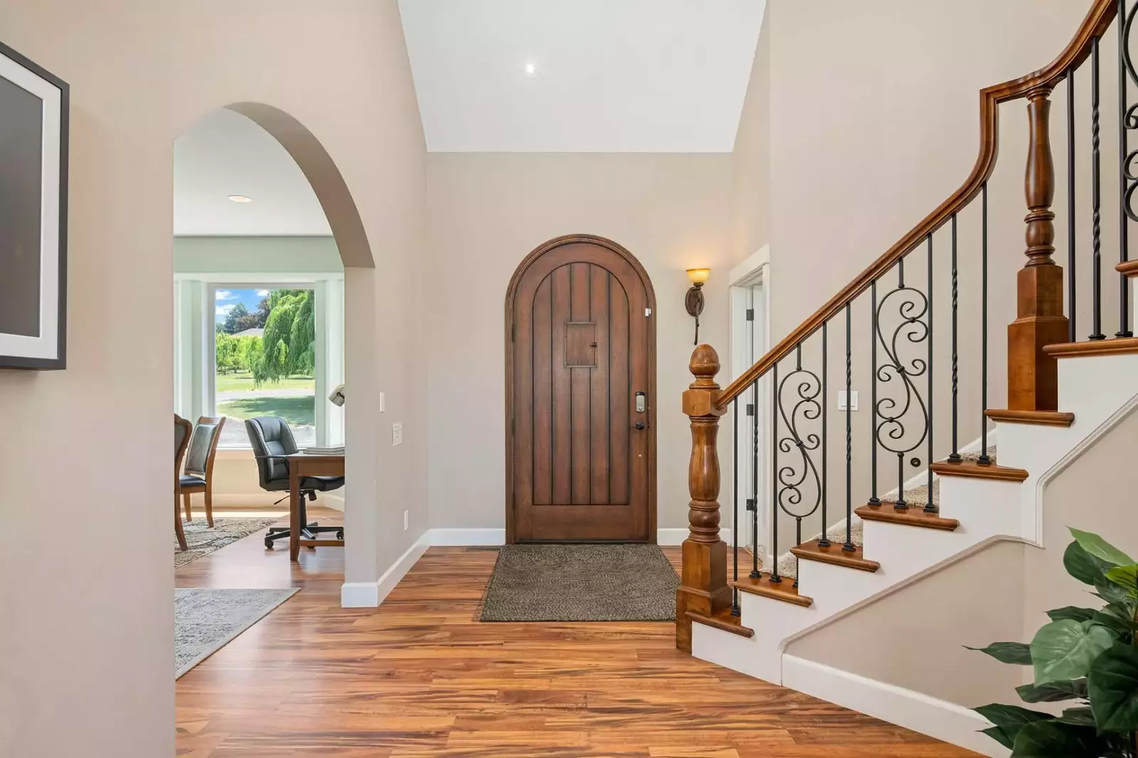 "Plenty of room in the public spaces. Good appliances and amazing views of both Mount Hood and Mount Adams." - Judith