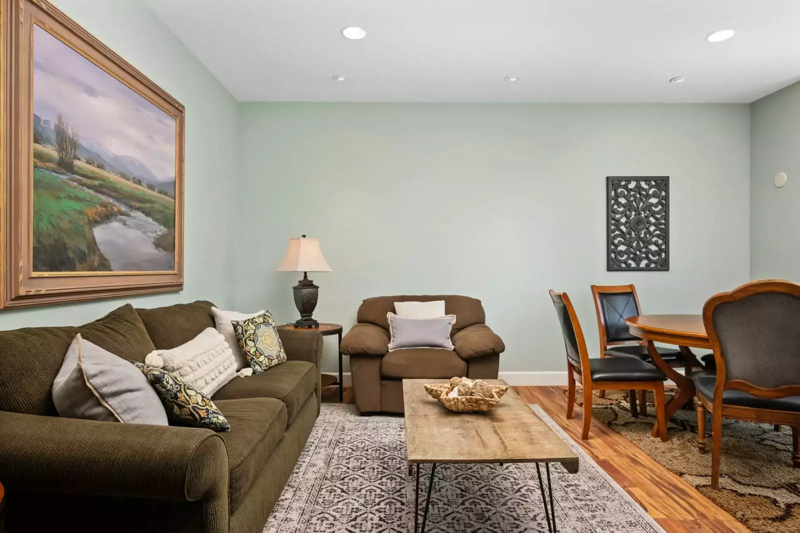 "Great house in Hood River, with gorgeous views, lots of space, and everything you need for a perfect stay." - Joanne