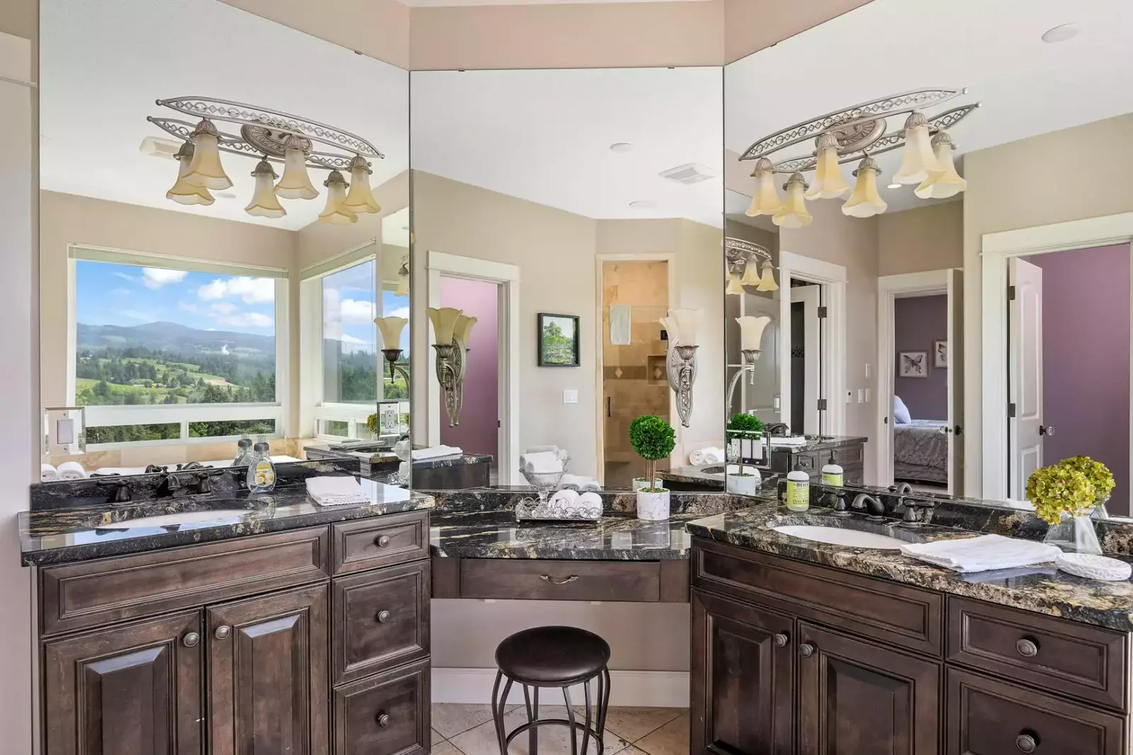 With 5 full bathrooms everyone staying here has ample privacy.