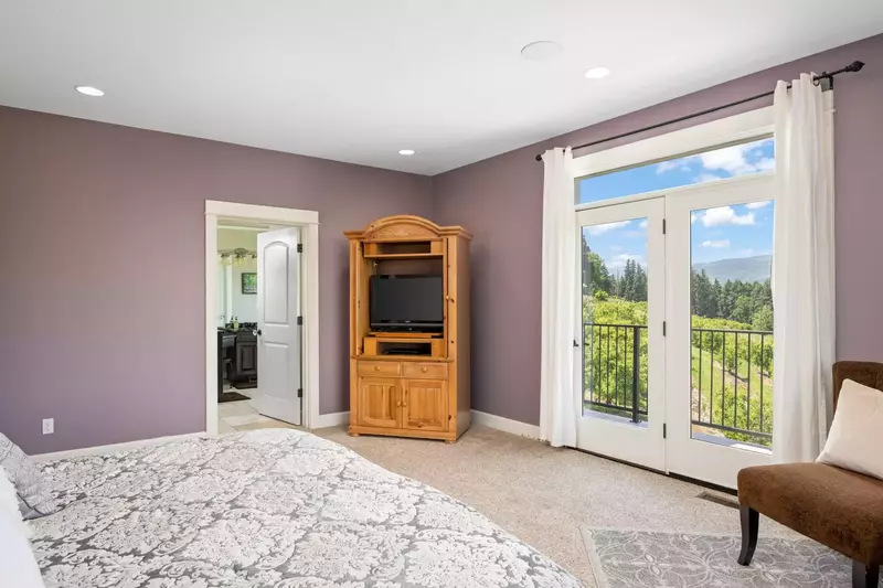 "What a great property with even better views of Adam’s and Mt. Hood. There is ample amount of space for everyone to spread out." - Conner