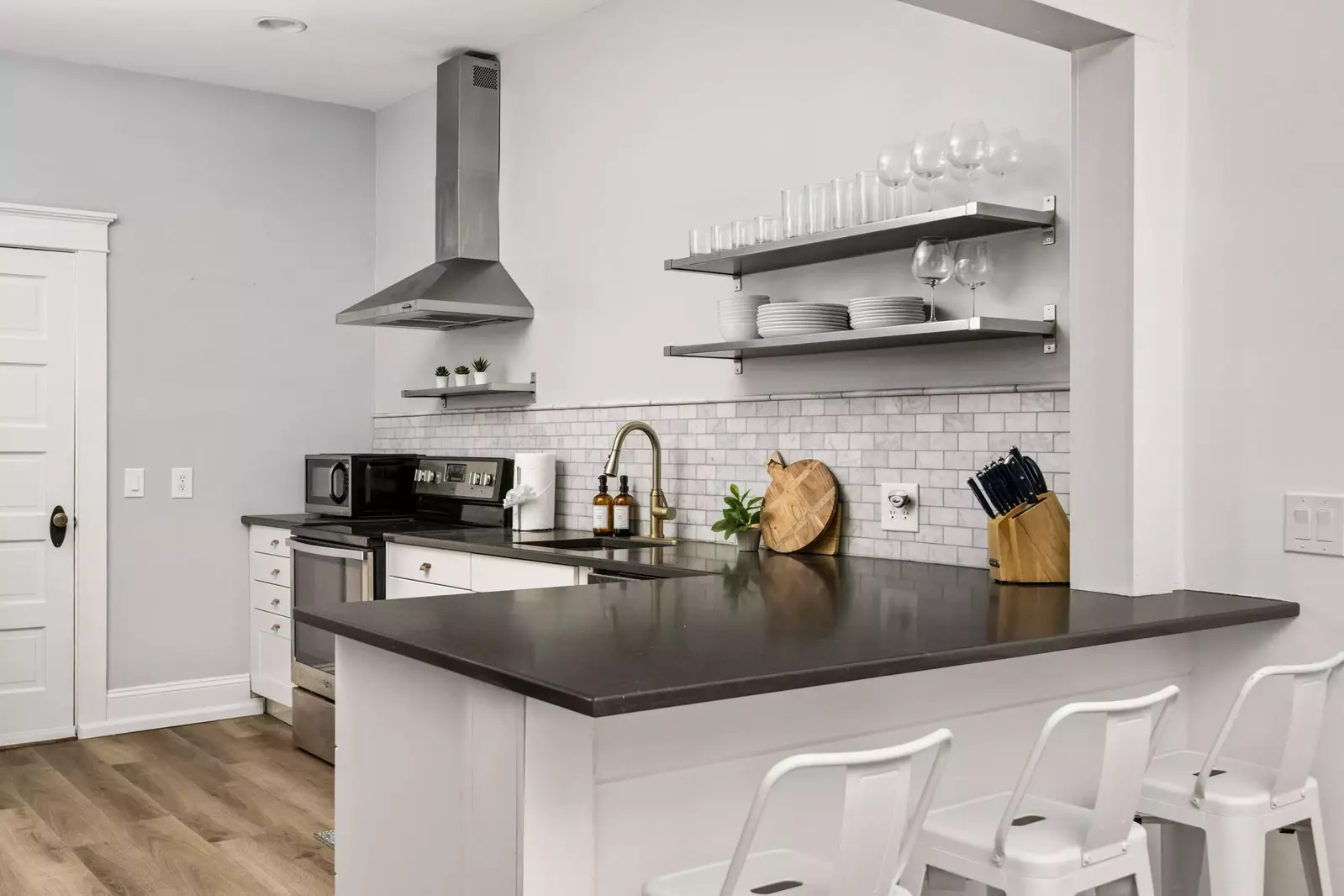 Cook delicious meals for breakfast, lunch, and dinner in this fully equipped kitchen. We suggest grabbing some ingredients from a local farm.