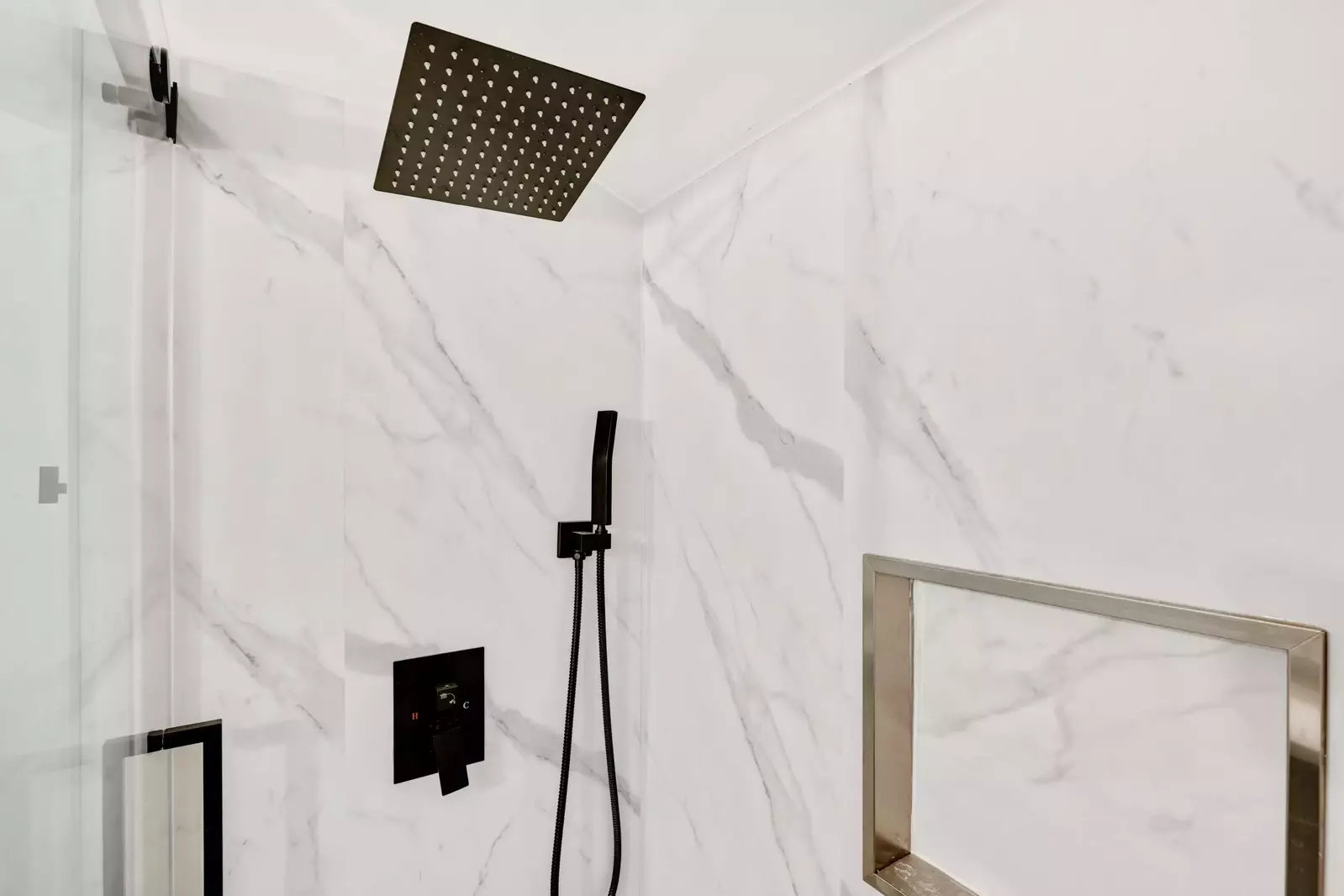 "Nice location and nice home! Will stay again!" - Ali