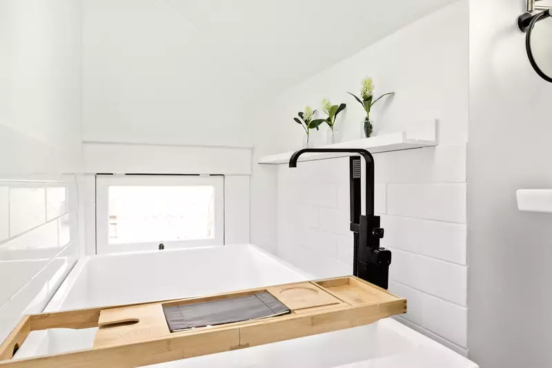 "Great location with only a few mins walk to restaurants and bars downtown. Very clean, well appointed, comfortable and super cute." - Dave