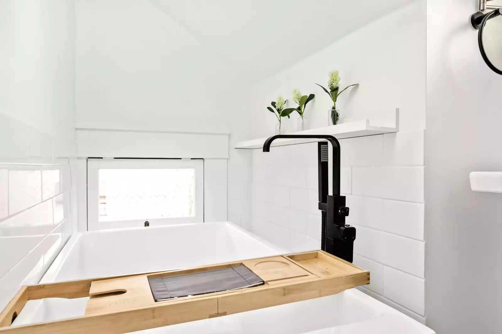 "Great location with only a few mins walk to restaurants and bars downtown. Very clean, well appointed, comfortable and super cute." - Dave