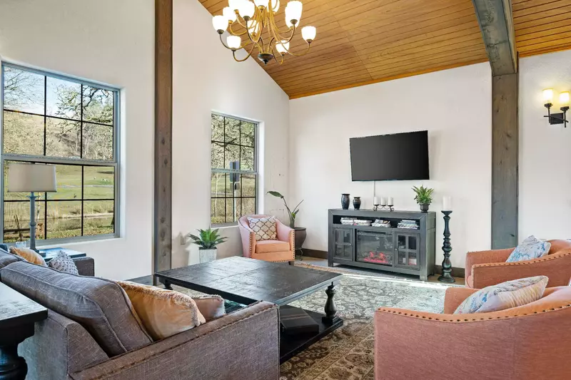 Welcome to The Lakehouse! Please enjoy this one of a kind paradise in the heart of Oregon Wine Country.