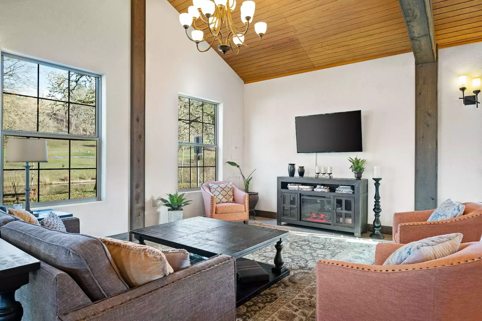 Welcome to The Lakehouse! Please enjoy this one of a kind paradise in the heart of Oregon Wine Country.