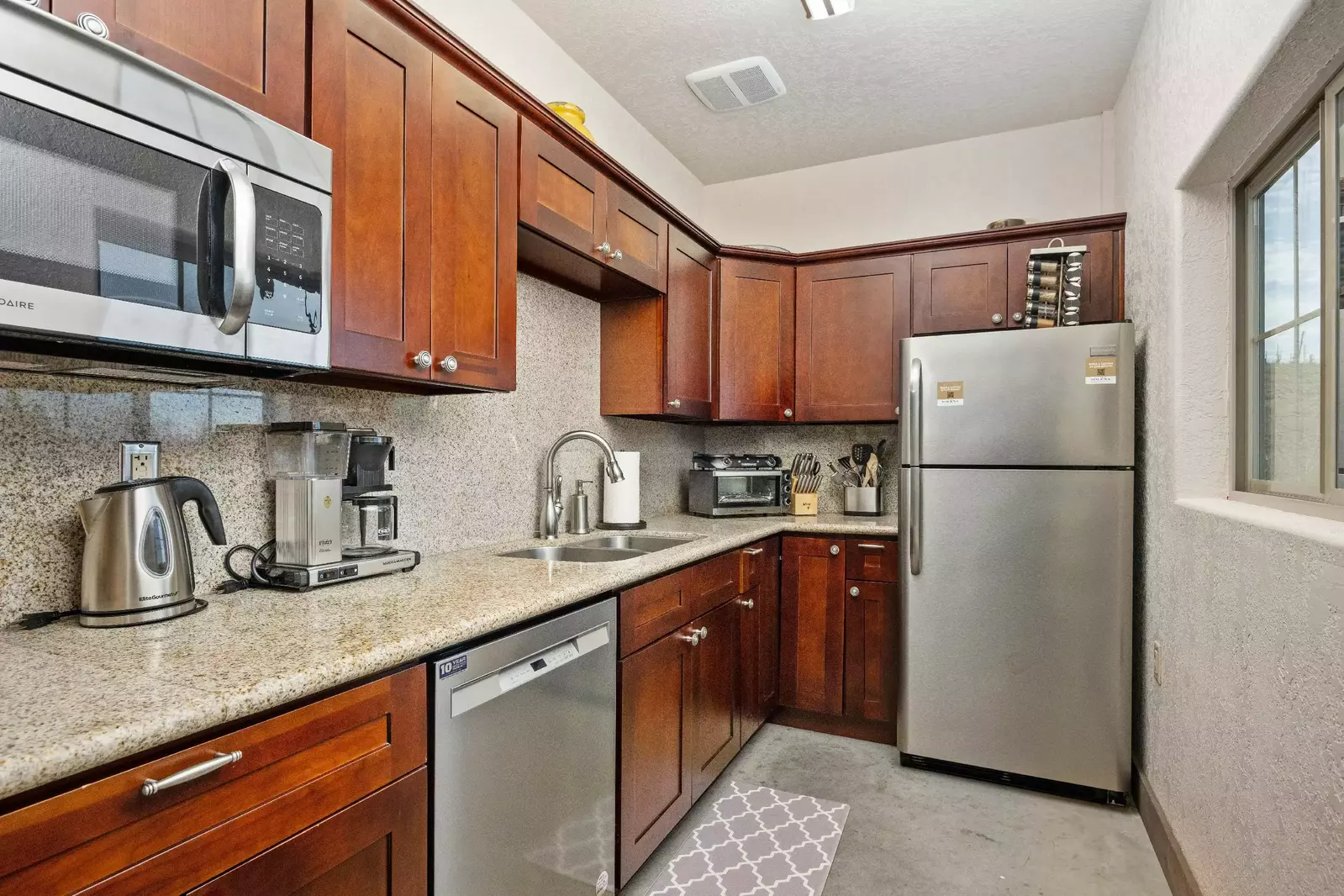 Cook delicious meals for breakfast, lunch, and dinner in this fully equipped kitchen. We suggest grabbing some ingredients from a local farm.