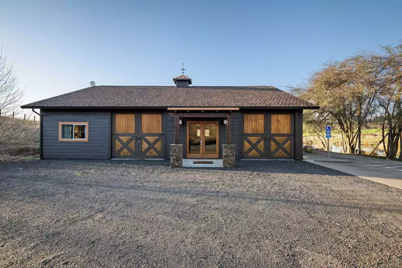 "We had everything that we needed and appreciated being surrounded by vineyards. The Lakehouse and Willamette Valley did not disappoint!" - Jennifer