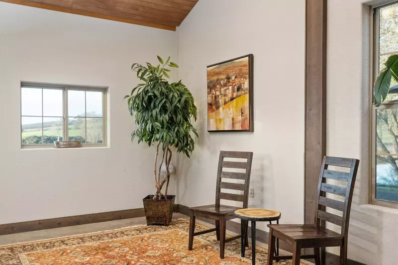 "It is a very peaceful and tranquil setting, picturesque and private surrounded by lakes and vineyards. Enjoyed the quiet and the wildlife." - Vera