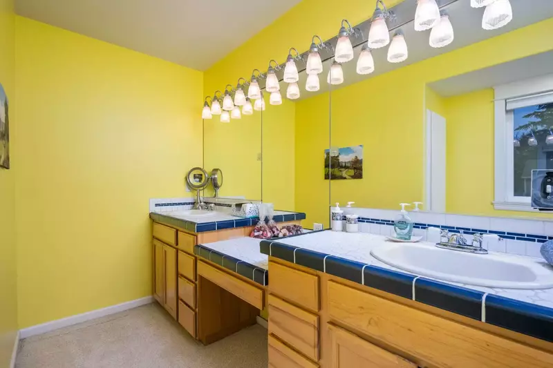 With 2.5 bathrooms everyone staying here has ample privacy.