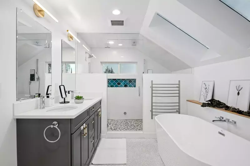 With 4 full bathrooms everyone staying here has ample privacy.