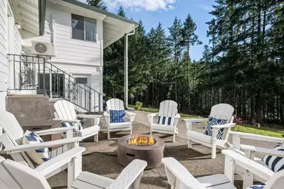 The firepit is an excellent place to relax after a day of exploring the Clackamas Valley!