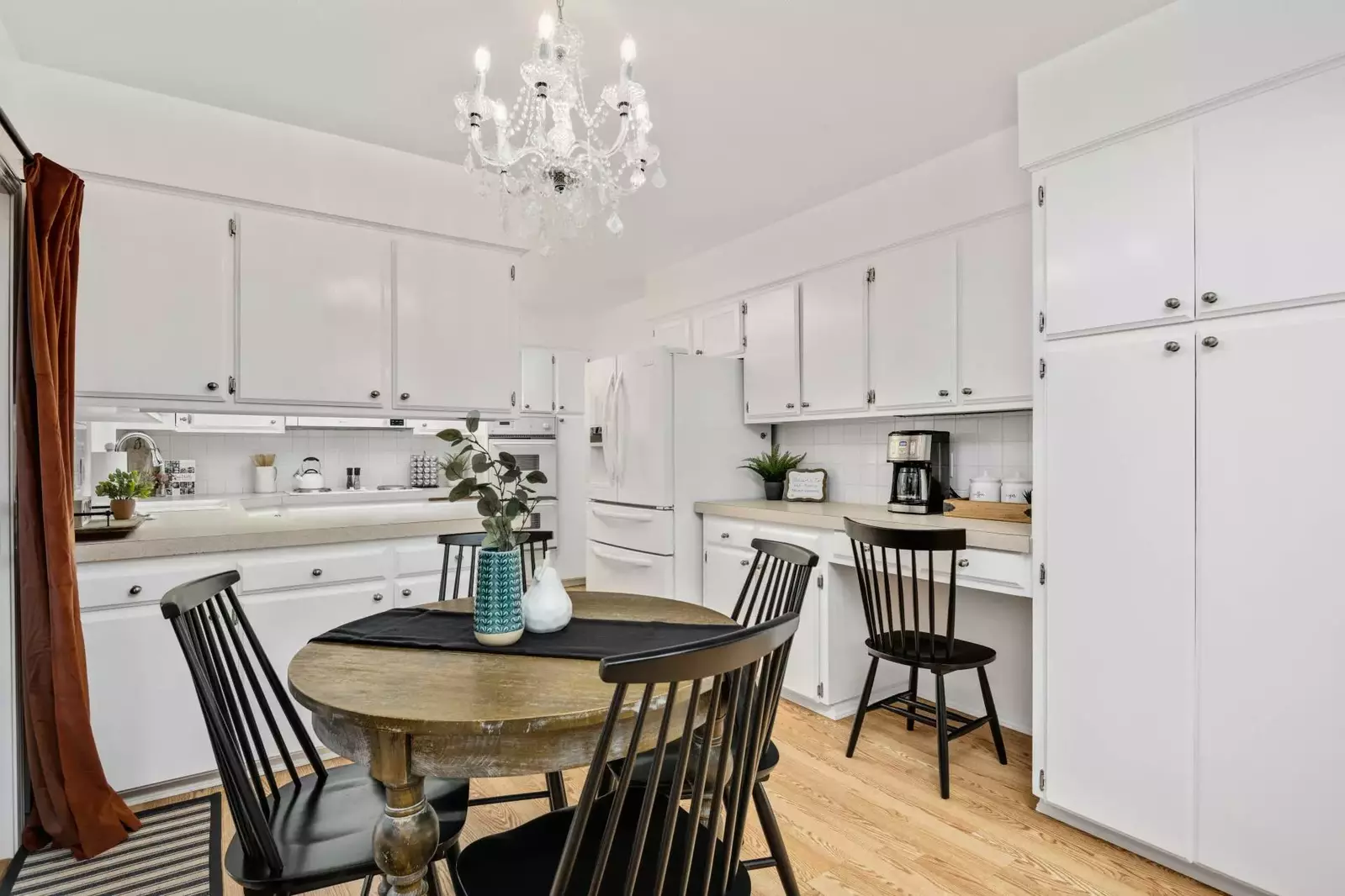 Coffee lovers are in luck as this rental provides coffee. There are also cute cafes a short drive away.