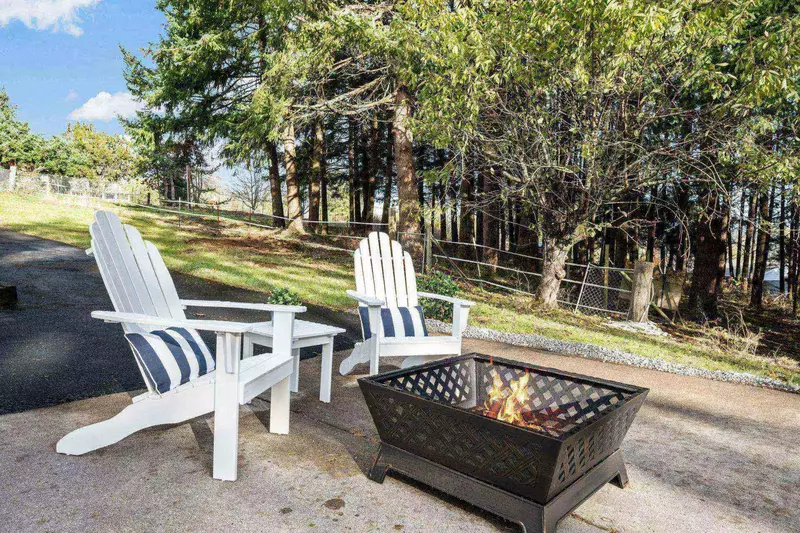 This rental has a second firepit.