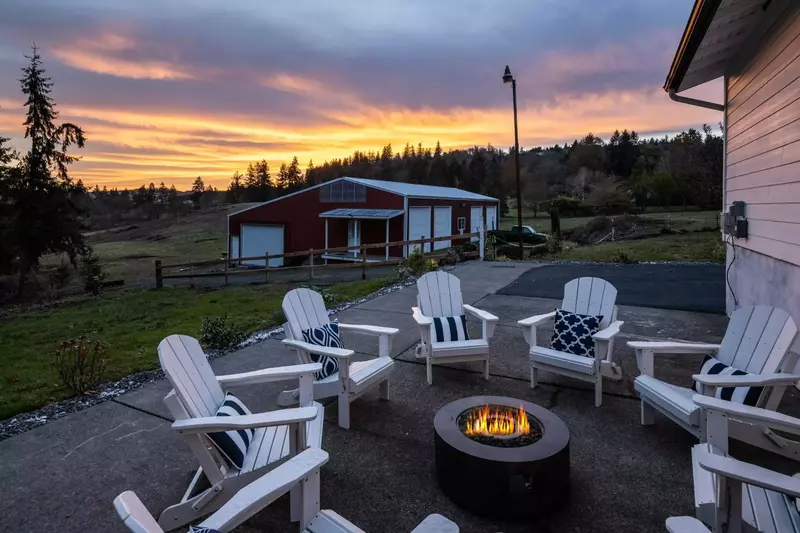 Damascus is a lovely rural town just a bit southeast of Portland. It is near larger cities, Mt Hood, the Clackamas River, hot springs, and more.