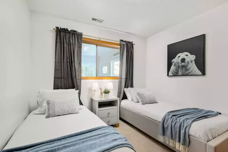 "Great quality of beds & pillows. We all would recommend this place for large groups!!" - Nydia