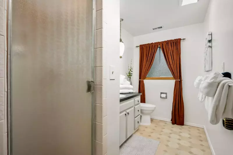 With 3 full bathrooms everyone staying here has ample privacy.