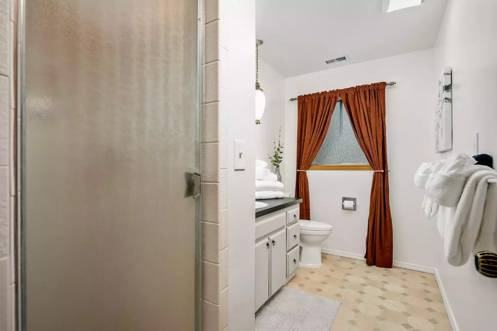 With 3 full bathrooms everyone staying here has ample privacy.