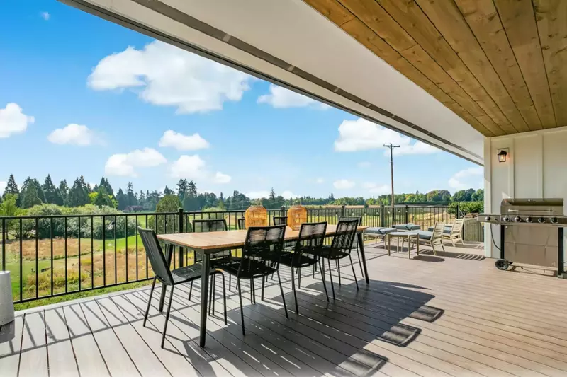 Welcome to Jade's View Estate! Please enjoy our spacious rental in the heart of Oregon wine country.