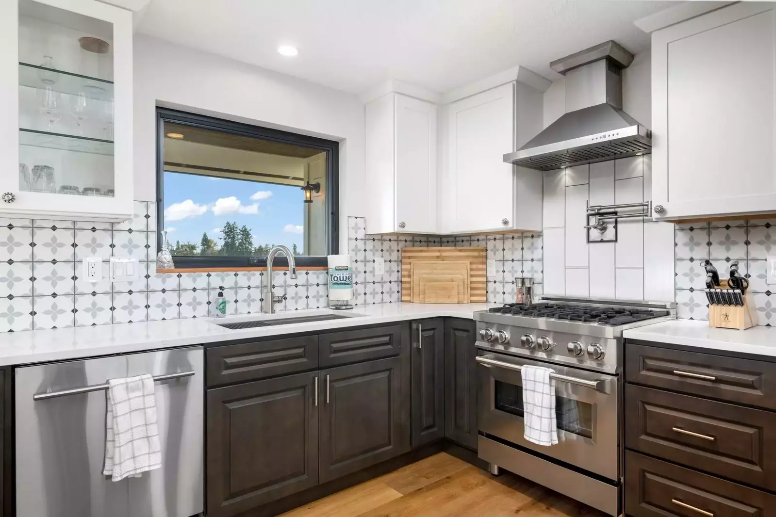 Cook delicious meals for breakfast, lunch, and dinner in this fully equipped kitchen. We suggest grabbing some ingredients from a local farm.