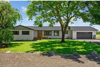 Jade's View Estate is over the 6th hole of the Bayou Golf Course. This emerses the rental in the natural beauty of the Willamette Valley.