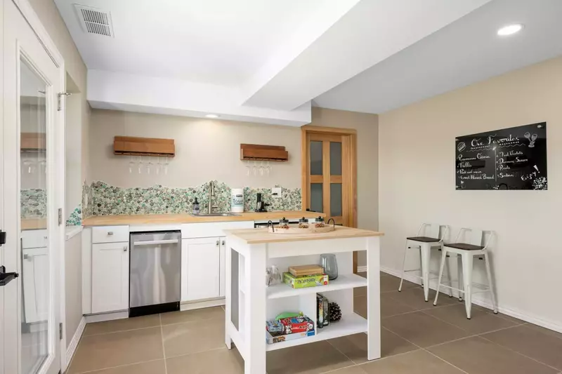 The 2nd kitchen area means you have a twice as many delicious meals!