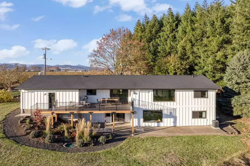 "House was perfect for our group of friends traveling to Oregon for football, wineries and hiking. Highly recommend." - Jeanne