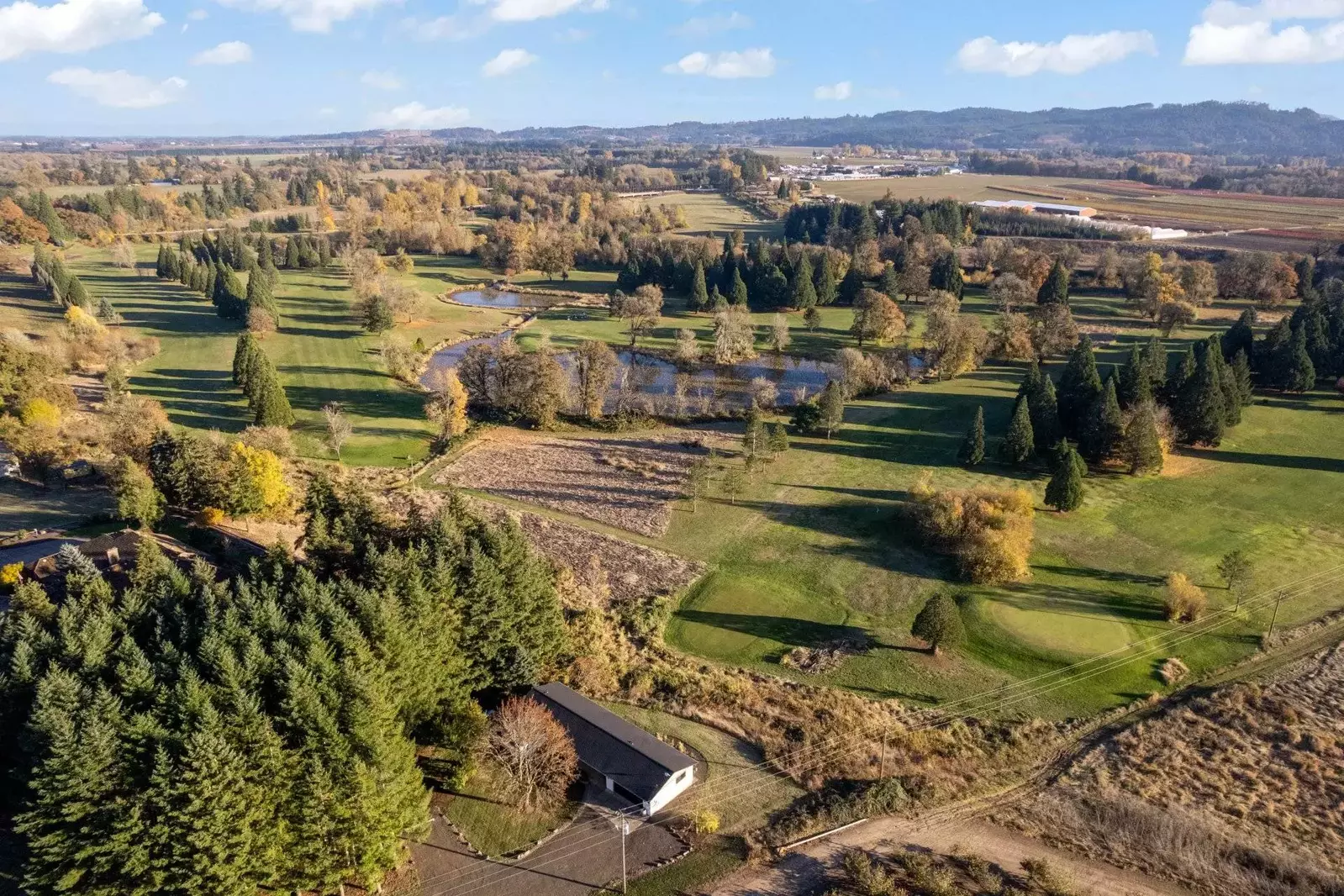 The Willamette Valley is full of excellent farms and markets. Guests can make amazing meals with locally sourced ingredients.