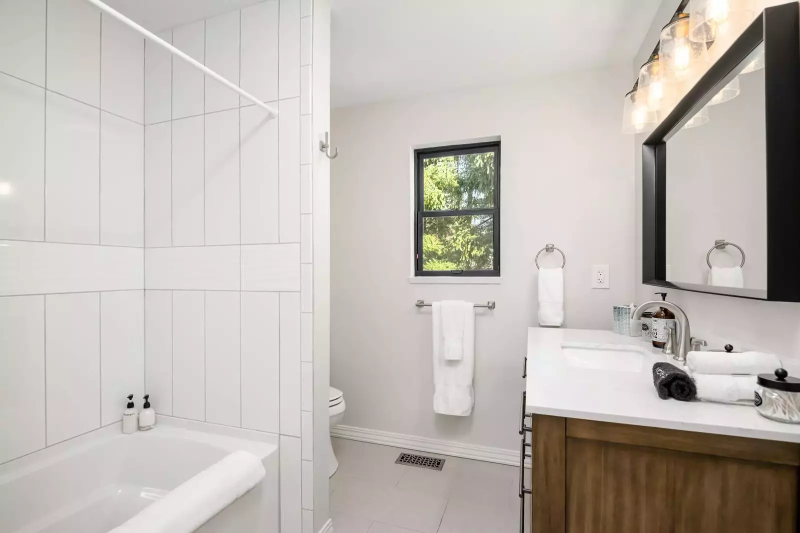 "Great setting, gracious hosts, and great times with friends. Highly recommended" - Jeff