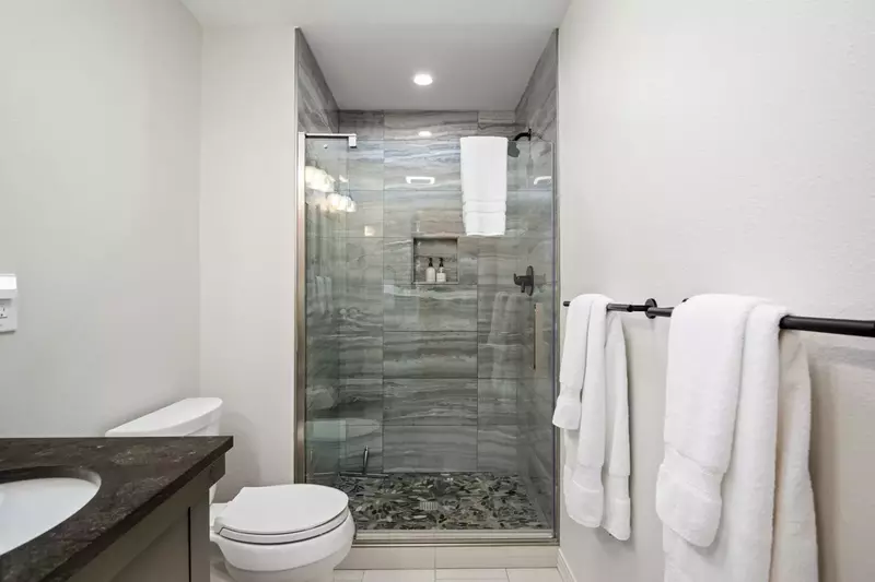 With 3 full bathrooms everyone staying here has ample privacy.
