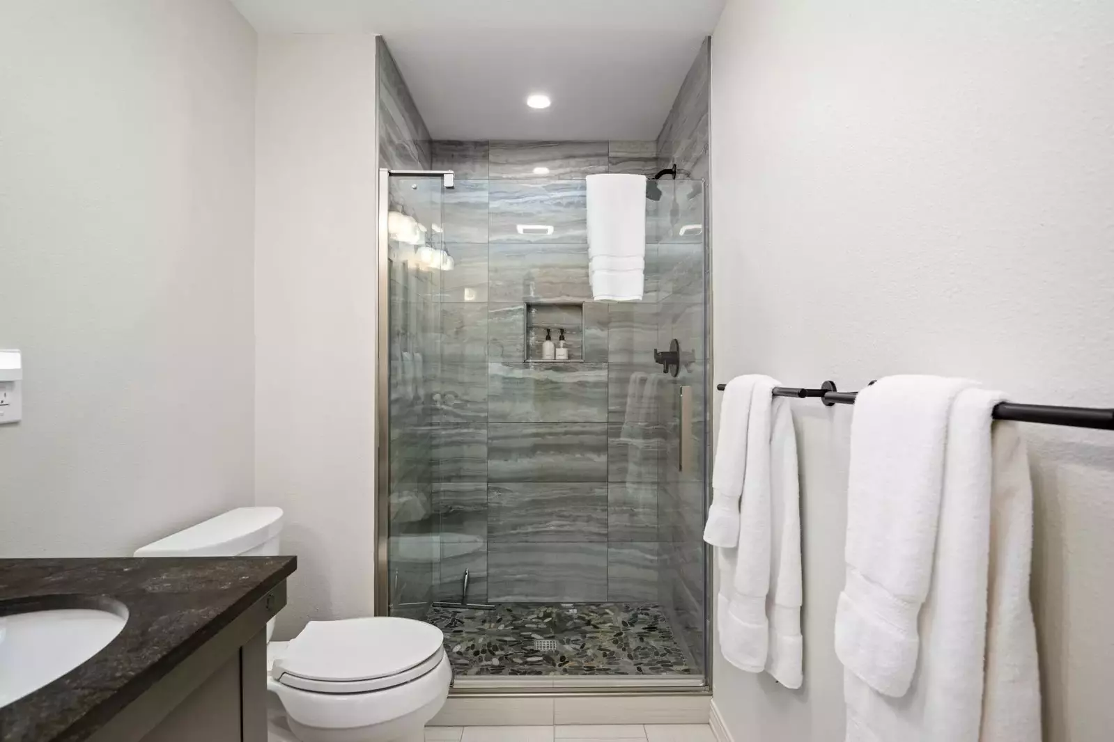 With 3 full bathrooms everyone staying here has ample privacy.