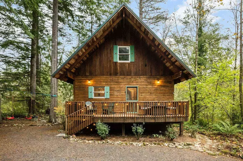 Welcome to North Fork Hideaway! Please enjoy this one of a kind rental looking over the Washougal River.