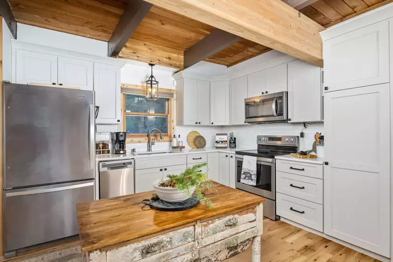 Cook delicious meals for breakfast, lunch, and dinner in this fully equipped kitchen.