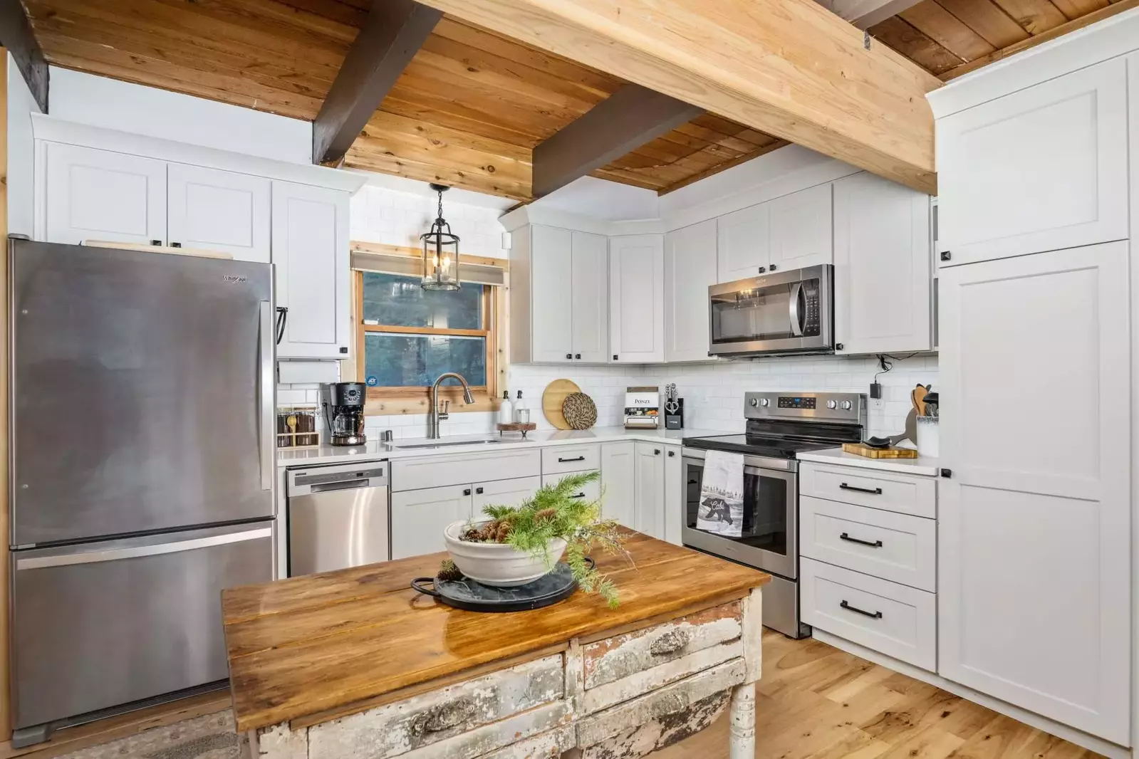 Cook delicious meals for breakfast, lunch, and dinner in this fully equipped kitchen.