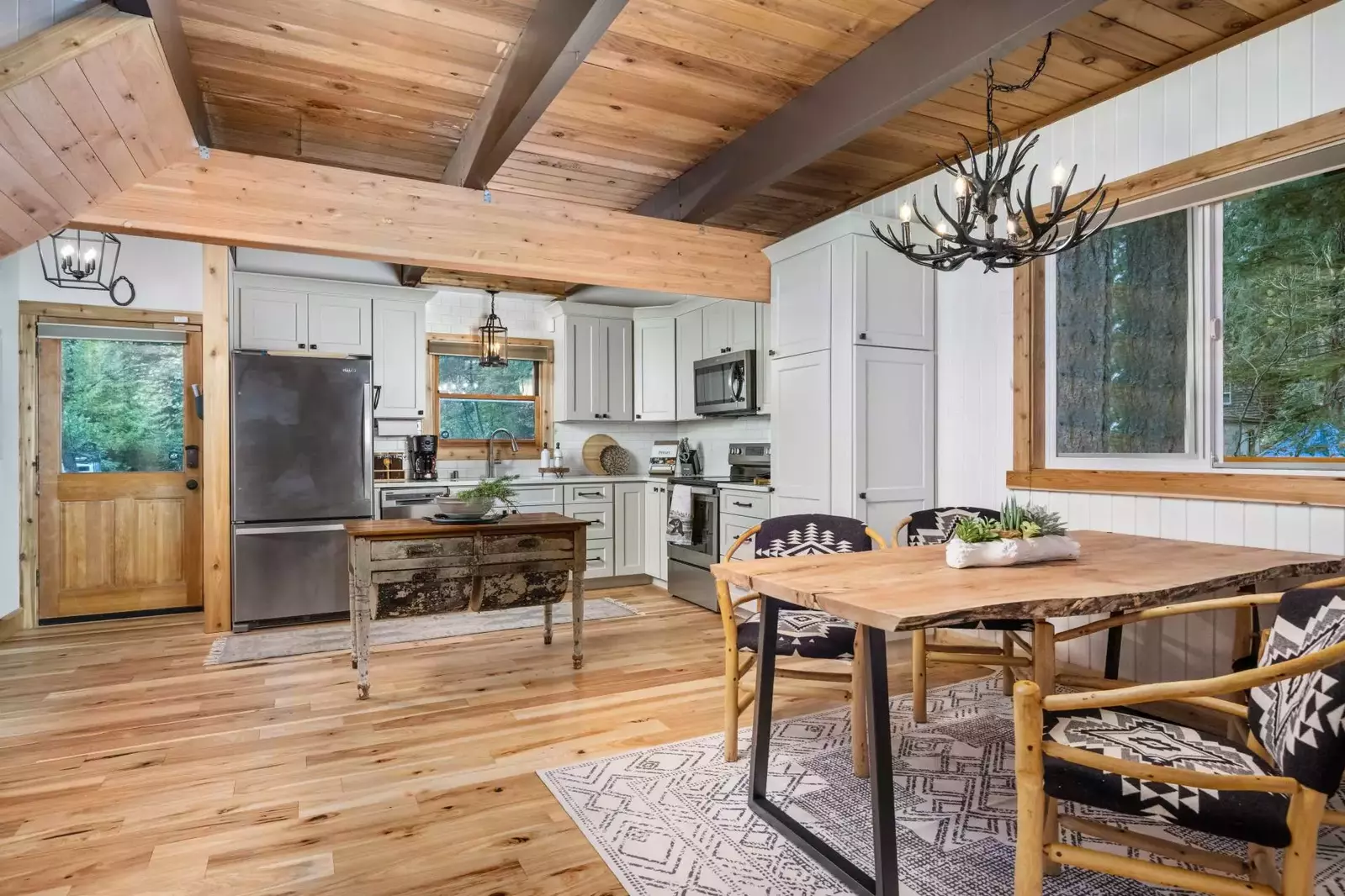 North Fork Hideaway has a lovely rustic cabin design!