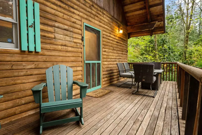 "I recently had the pleasure of staying at this beautiful cabin on the river, and it was an absolute dream!" - Kelsey